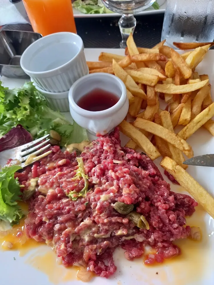 Tartares de Bœuf Avec Assaisonnement Câpres Œuf Échalotes Ciselées